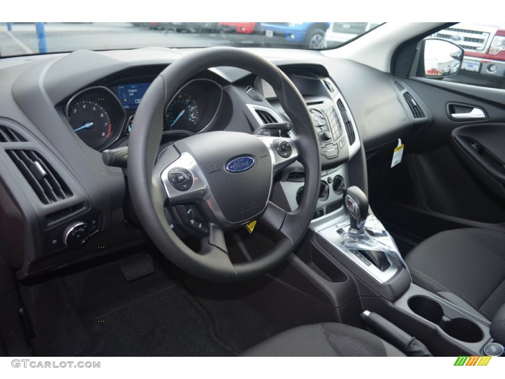 2014 Focus SE Hatchback - Race Red / Charcoal Black photo #6