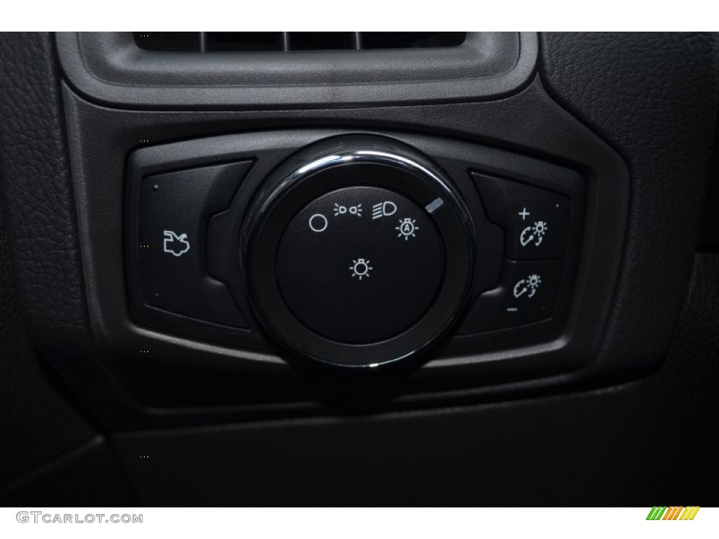 2014 Focus SE Hatchback - Race Red / Charcoal Black photo #16