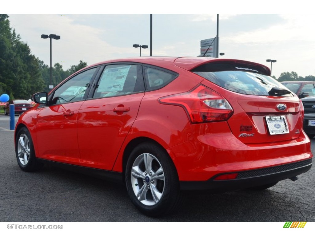 2014 Focus SE Hatchback - Race Red / Charcoal Black photo #18