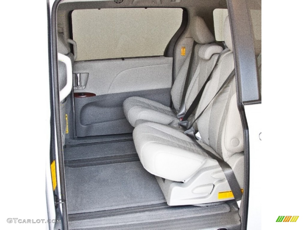 Light Gray Interior 2013 Toyota Sienna XLE Photo #85076282
