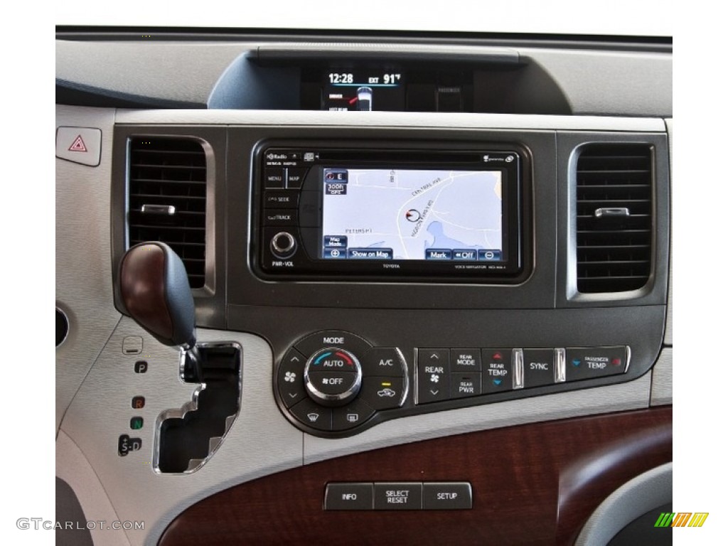 2013 Toyota Sienna XLE Controls Photo #85076348
