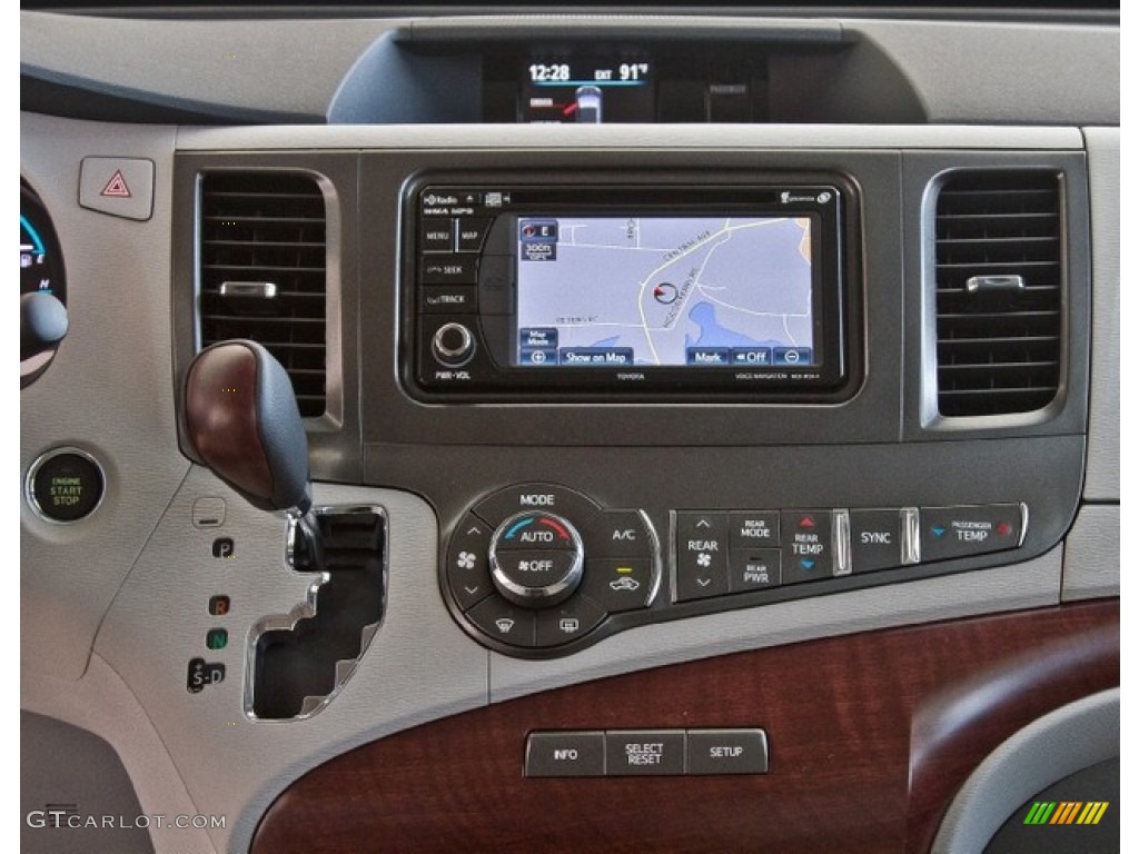2013 Toyota Sienna XLE Controls Photo #85076376