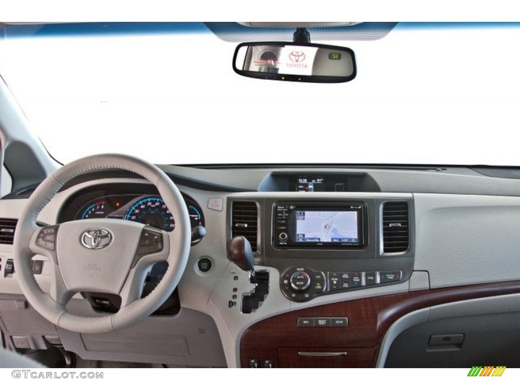 2013 Toyota Sienna XLE Dashboard Photos
