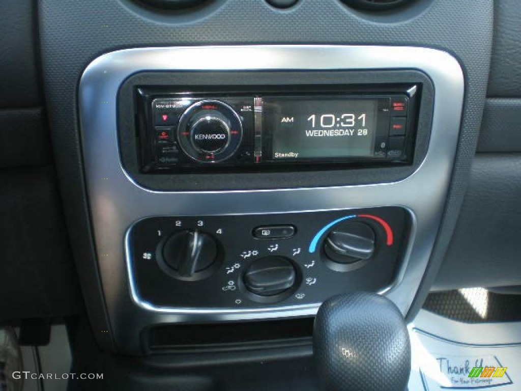 2003 Jeep Liberty Limited 4x4 Controls Photo #85084148