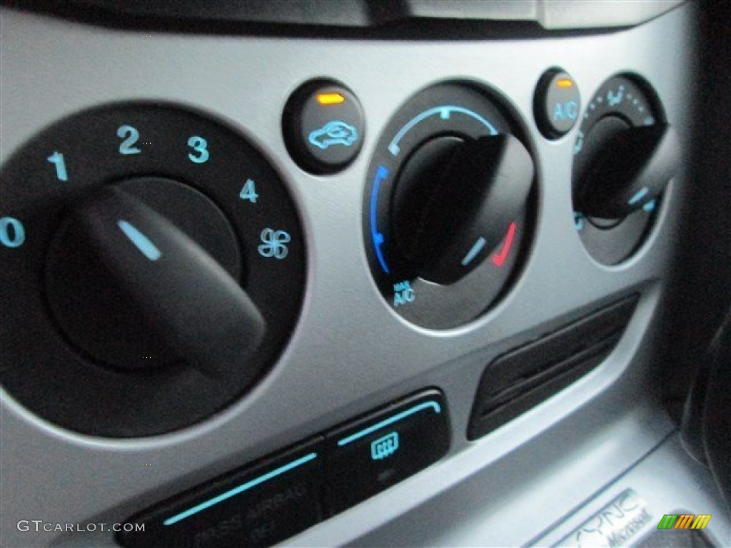 2013 Ford Focus SE Hatchback Controls Photo #85085192