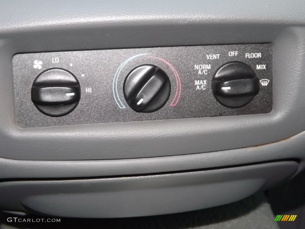 2004 Ford Crown Victoria LX Controls Photo #85090080