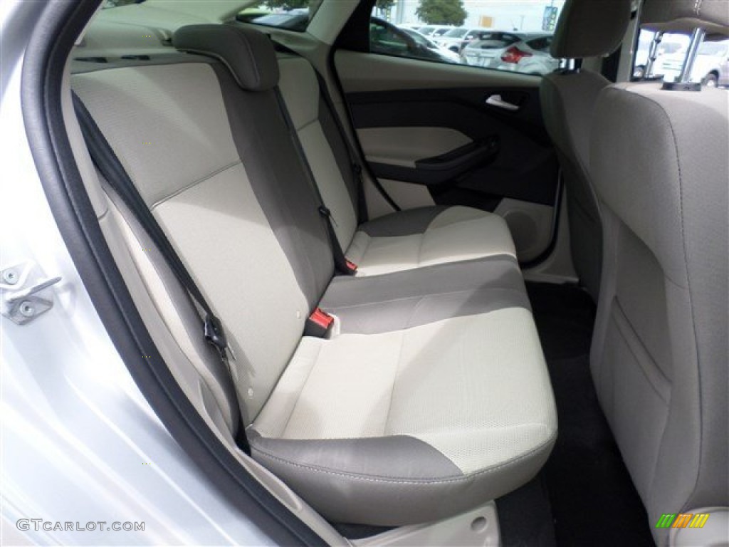2014 Focus SE Sedan - Ingot Silver / Medium Light Stone photo #11