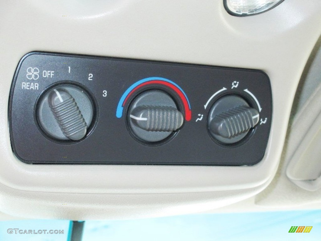 2001 Chevrolet Tahoe LS 4x4 Controls Photo #85103084