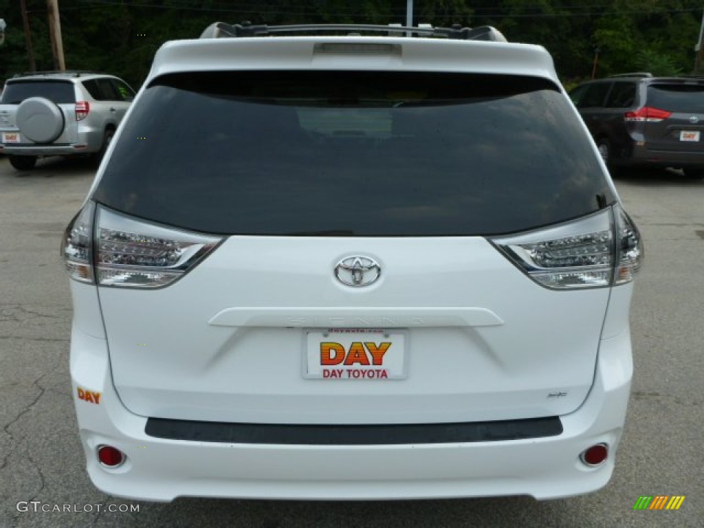 2011 Sienna SE - Super White / Dark Charcoal photo #4