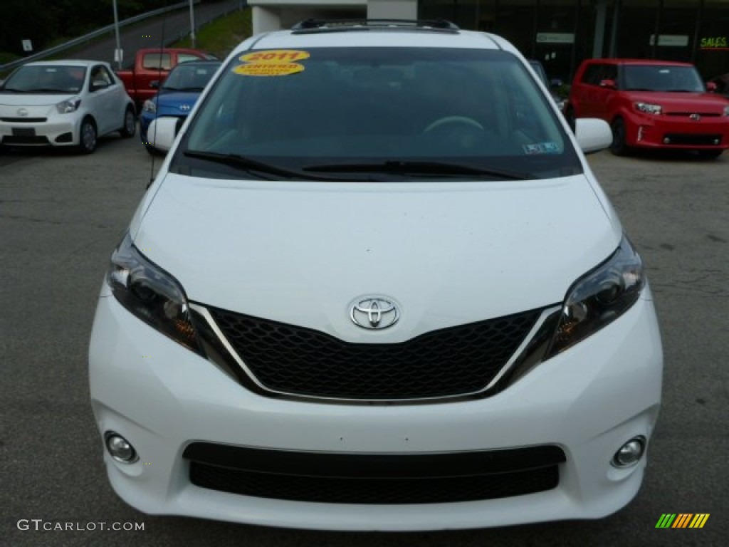 2011 Sienna SE - Super White / Dark Charcoal photo #8