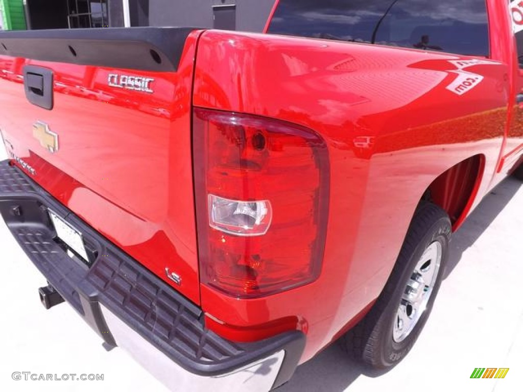 2011 Silverado 1500 LS Crew Cab - Victory Red / Dark Titanium photo #15