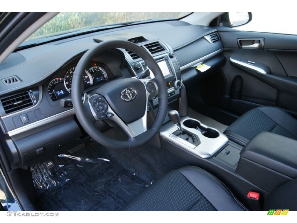 Black Interior 2014 Toyota Camry SE Photo #85110083