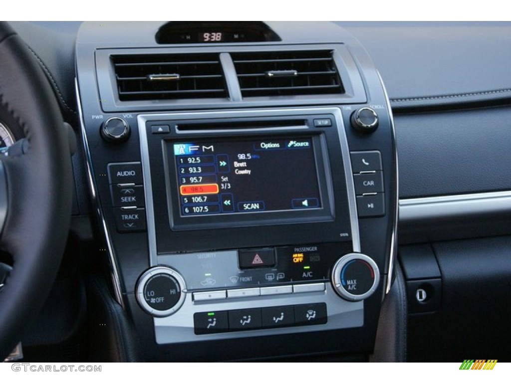 2014 Toyota Camry SE Controls Photo #85110101