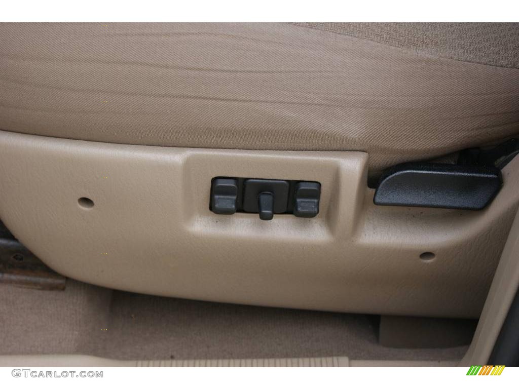 2003 Grand Cherokee Laredo 4x4 - Light Pewter Metallic / Sandstone photo #11