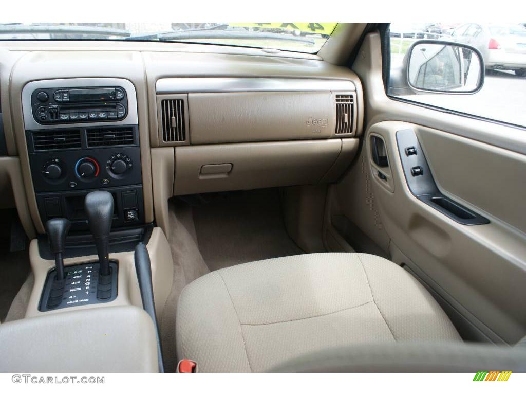 2003 Grand Cherokee Laredo 4x4 - Light Pewter Metallic / Sandstone photo #18