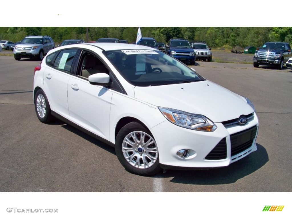 2012 Focus SE 5-Door - Oxford White / Stone photo #3