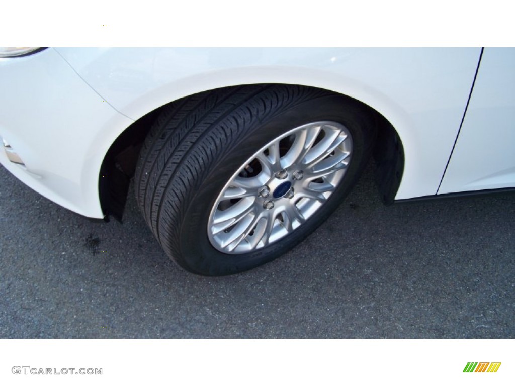 2012 Focus SE 5-Door - Oxford White / Stone photo #10