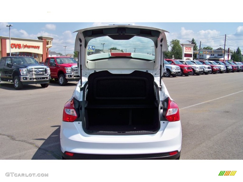 2012 Focus SE 5-Door - Oxford White / Stone photo #16