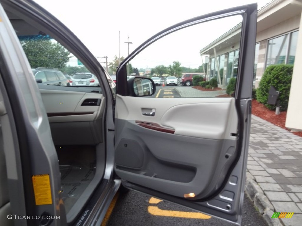 2011 Sienna XLE AWD - Silver Sky Metallic / Light Gray photo #23