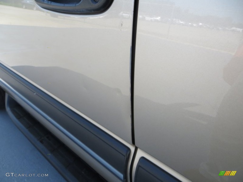 2005 Suburban 1500 LS - Sandstone Metallic / Tan/Neutral photo #19