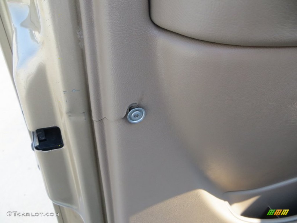 2005 Suburban 1500 LS - Sandstone Metallic / Tan/Neutral photo #32