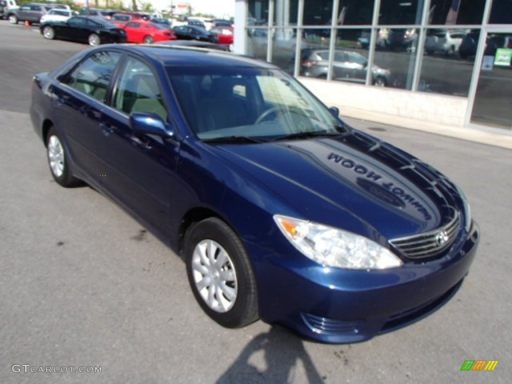 2005 Camry SE - Indigo Ink Pearl / Dark Gray photo #2