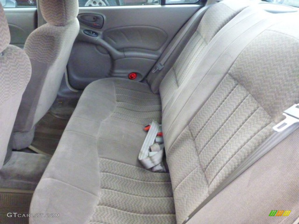 2002 Grand Am SE Sedan - Champagne Beige Metallic / Dark Taupe photo #11