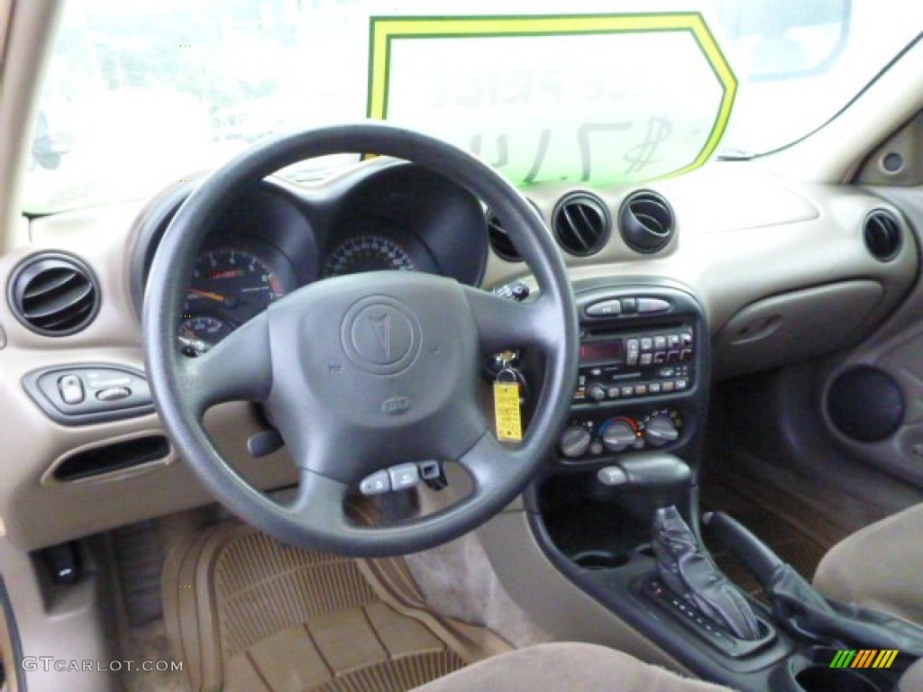 2002 Grand Am SE Sedan - Champagne Beige Metallic / Dark Taupe photo #12