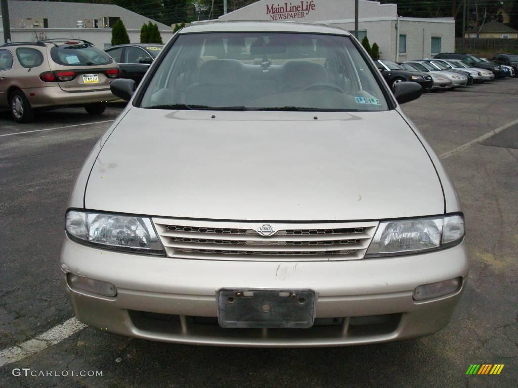 1995 Altima GXE - Beige Pearl / Tan photo #3