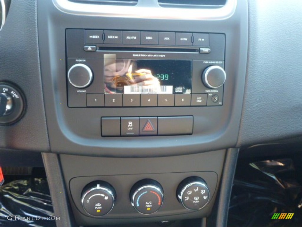 2014 Dodge Avenger SE Controls Photo #85227023