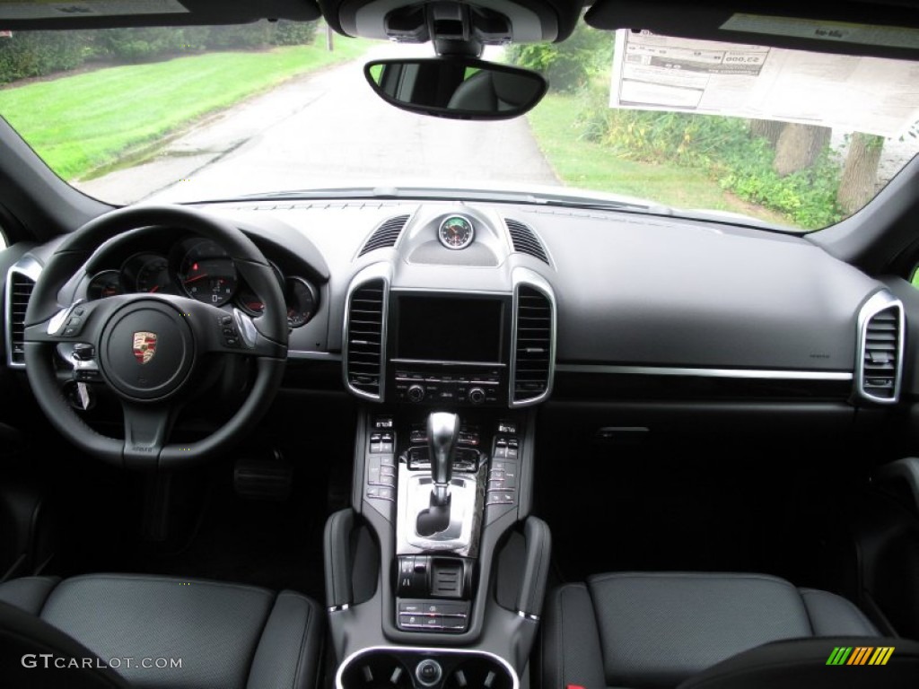 2013 Porsche Cayenne Standard Cayenne Model Black Dashboard Photo #85236149