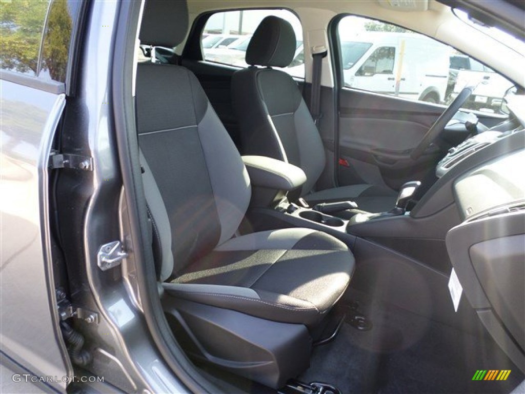 2014 Focus SE Sedan - Sterling Gray / Charcoal Black photo #32