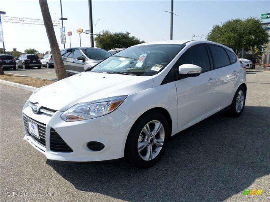 2014 Focus SE Hatchback - Oxford White / Medium Light Stone photo #1