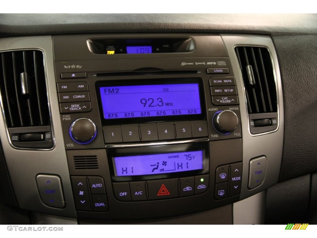2010 Hyundai Sonata SE Controls Photos