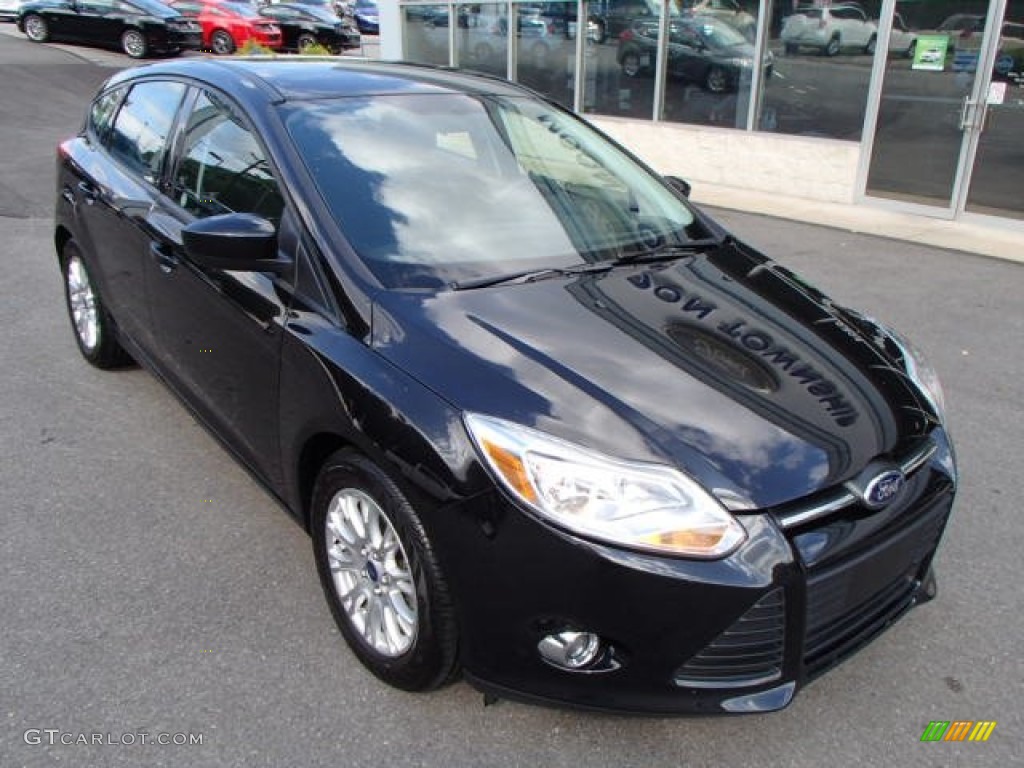 2012 Focus SE 5-Door - Black / Charcoal Black photo #2