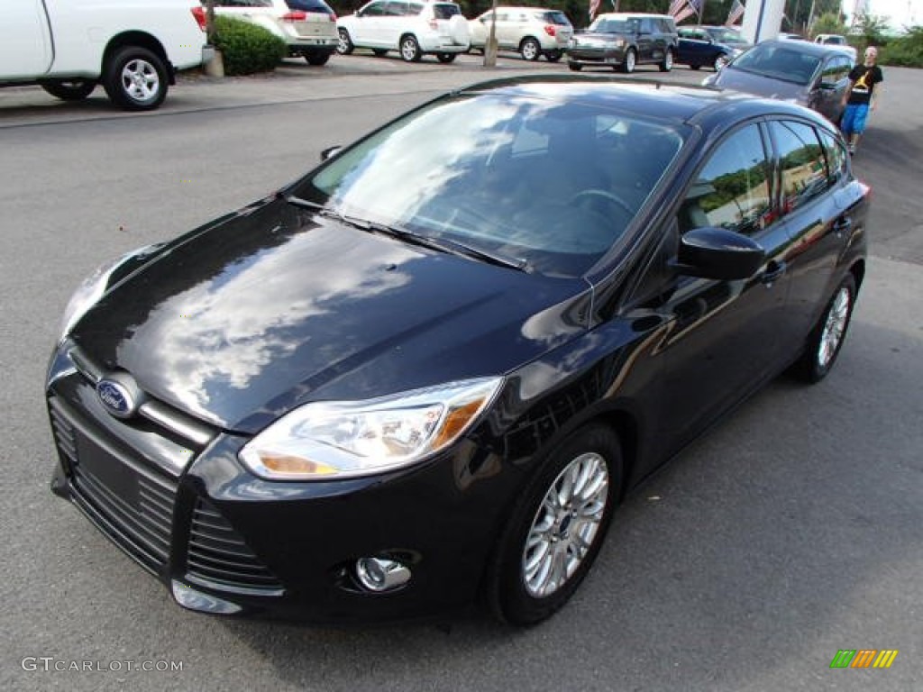 2012 Focus SE 5-Door - Black / Charcoal Black photo #4