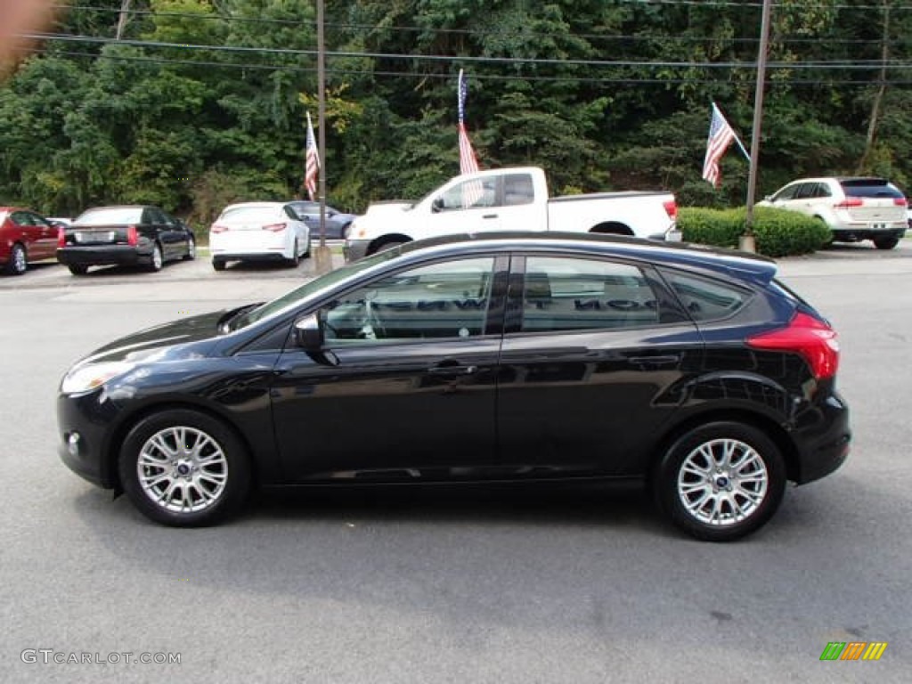 2012 Focus SE 5-Door - Black / Charcoal Black photo #5