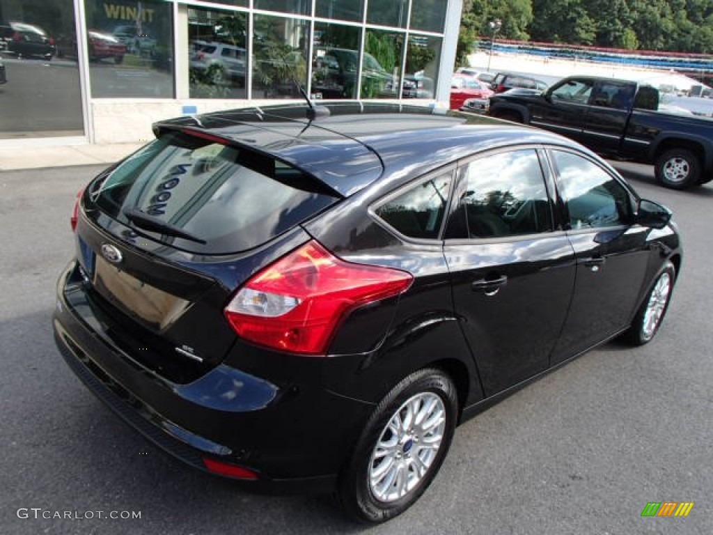 2012 Focus SE 5-Door - Black / Charcoal Black photo #8