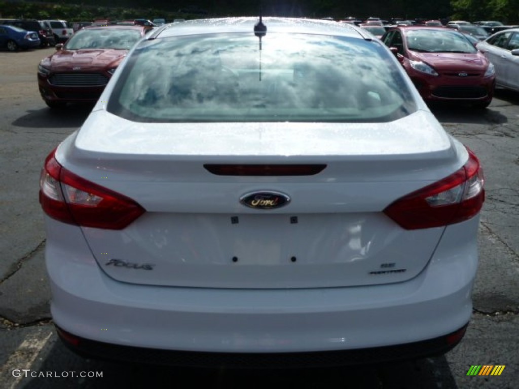 2014 Focus SE Sedan - Oxford White / Medium Light Stone photo #3