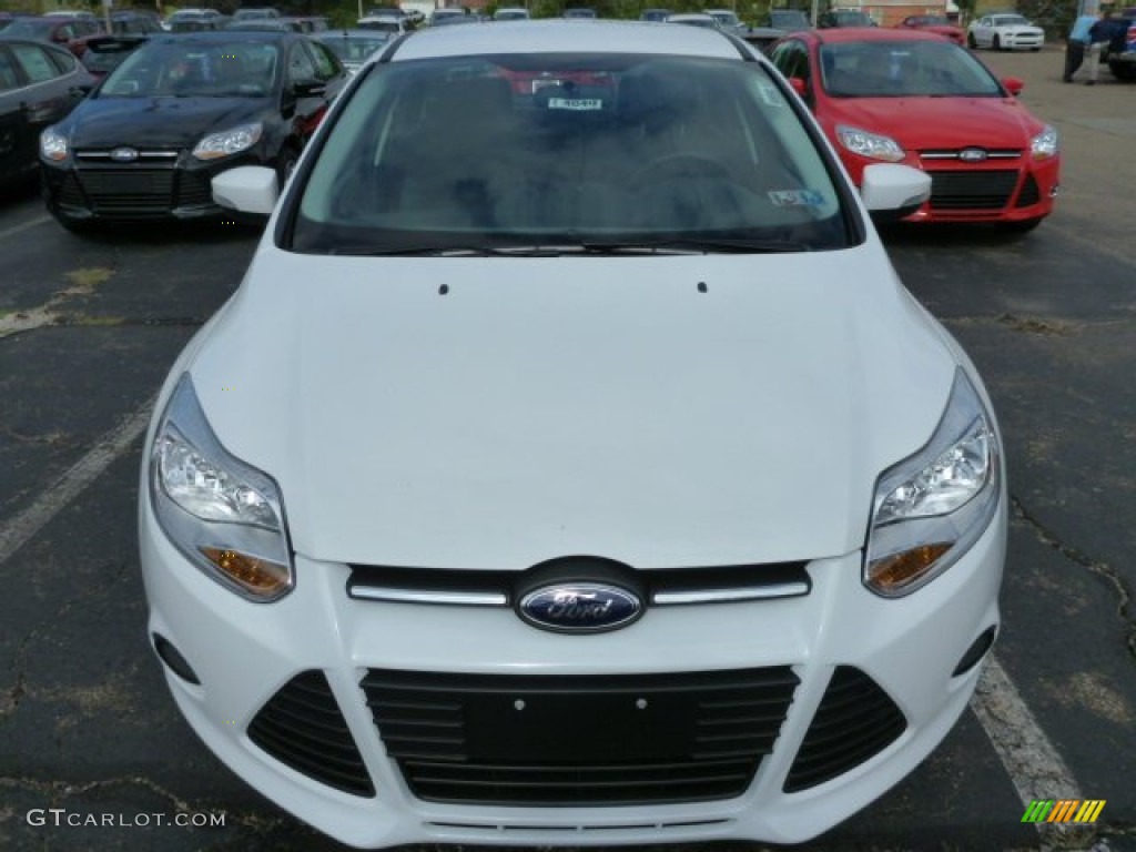 2014 Focus SE Sedan - Oxford White / Medium Light Stone photo #6