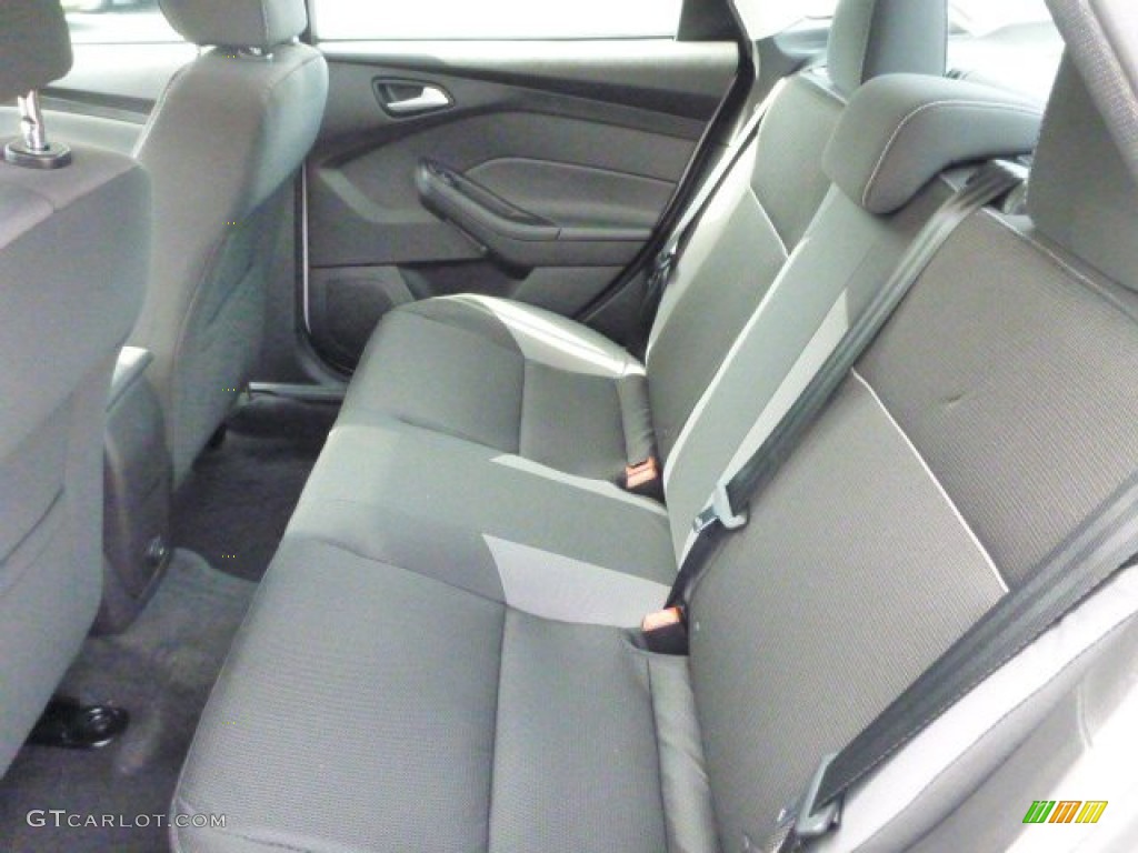 2014 Focus SE Sedan - Oxford White / Medium Light Stone photo #9