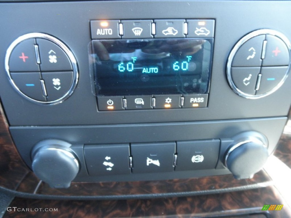 2014 GMC Sierra 3500HD Denali Crew Cab 4x4 Dually Controls Photo #85304381