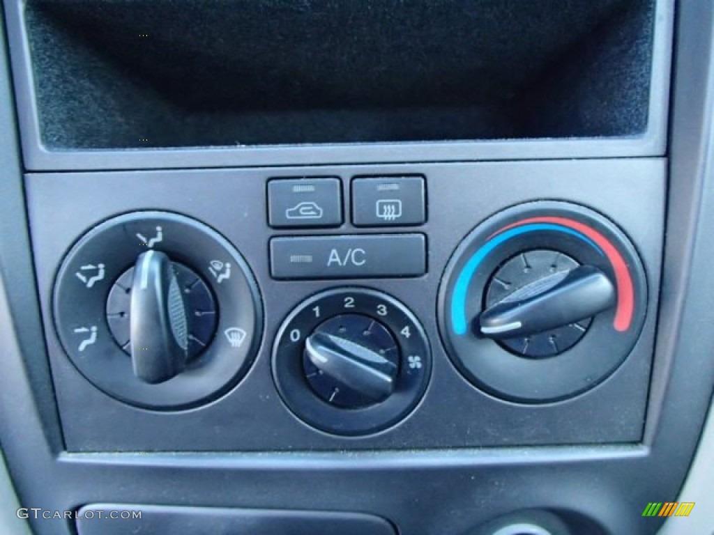 2003 Hyundai Elantra GLS Sedan Controls Photo #85325186