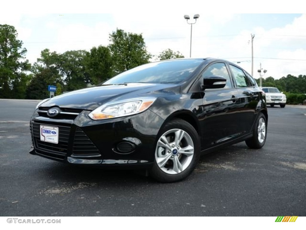 2014 Tuxedo Black Ford Focus SE Hatchback 85310174