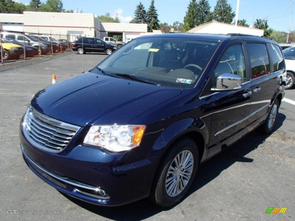 True Blue Pearl 2014 Chrysler Town & Country Touring-L Exterior Photo #85346039