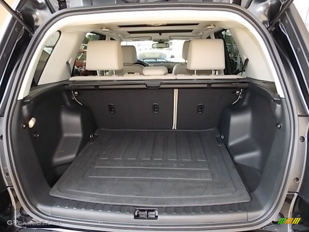 2013 Land Rover LR2 HSE Trunk Photos
