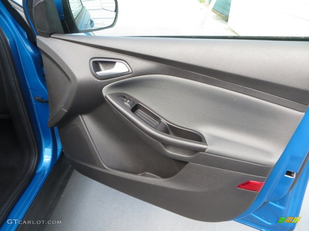 2014 Ford Focus SE Hatchback Charcoal Black Door Panel Photo #85348724