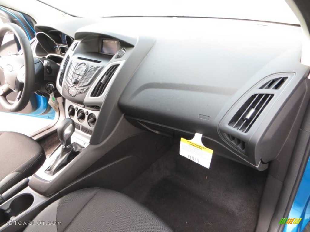 2014 Ford Focus SE Hatchback Charcoal Black Dashboard Photo #85348736