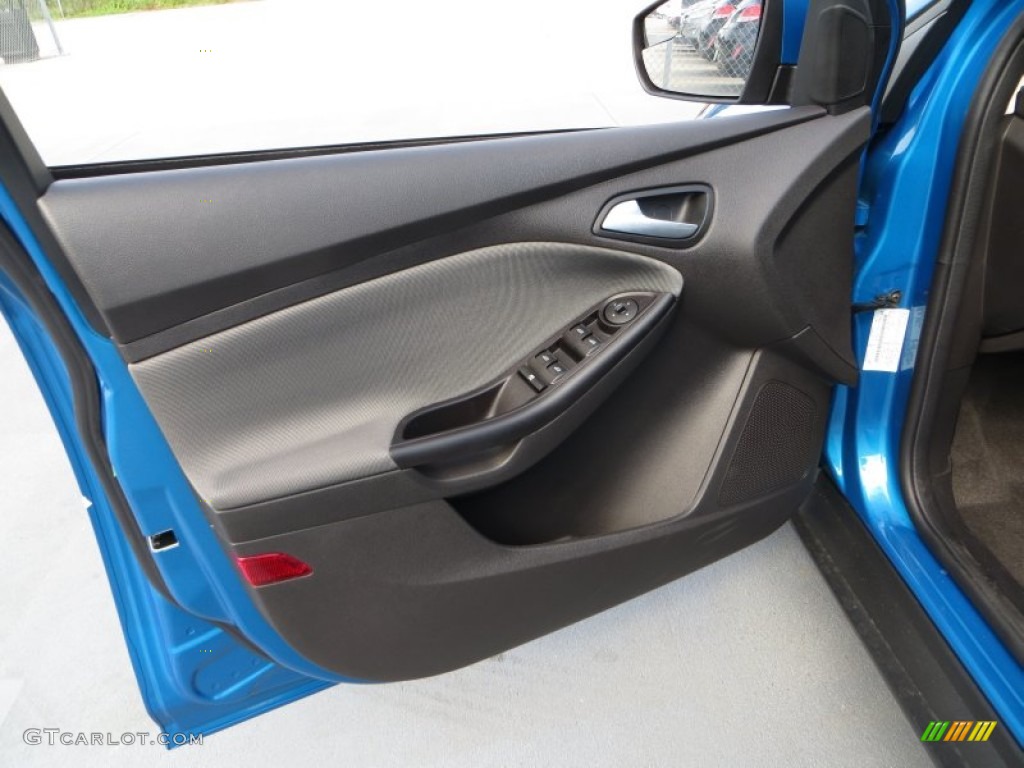 2014 Ford Focus SE Hatchback Charcoal Black Door Panel Photo #85348796