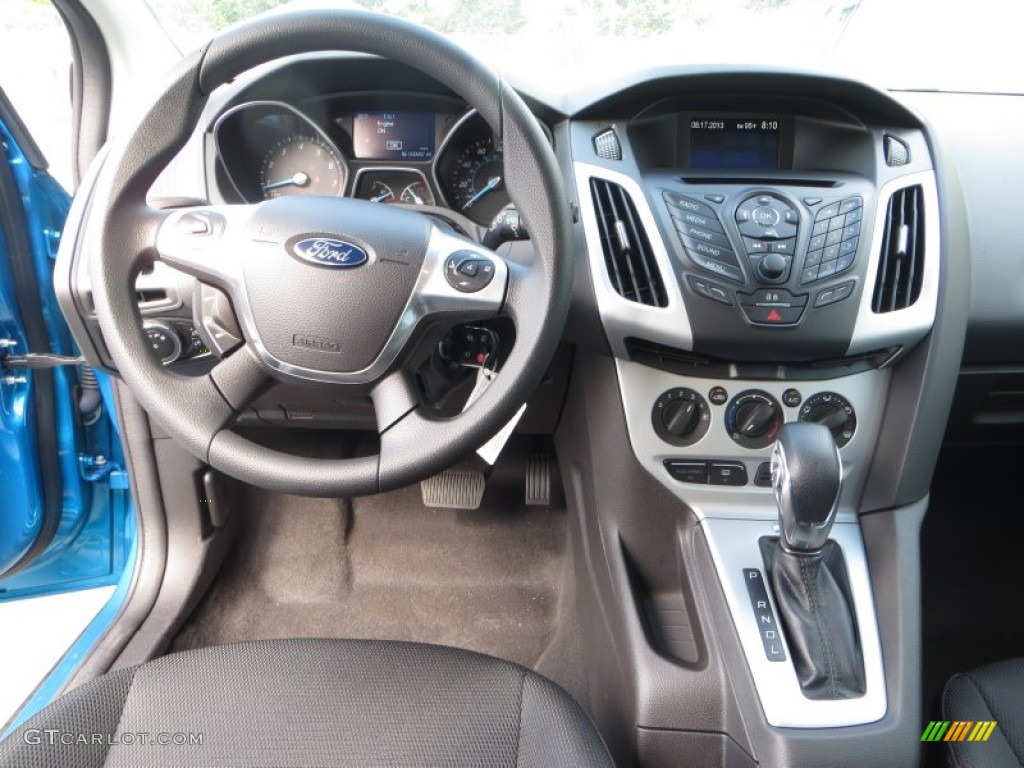 2014 Ford Focus SE Hatchback Charcoal Black Dashboard Photo #85348850